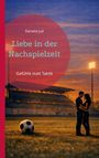 „Liebe in der Nachspielzeit“, „Gefühle statt Taktik“. Ein Paar umarmt sich im Fußballstadion bei Sonnenuntergang, Ball vorn.