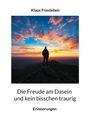 Text: "Klaus Friesleben. Die Freude am Dasein und kein bisschen traurig. Erinnerungen." Ein Mann steht vor farbigem Sonnenuntergang.