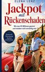 „Jackpot mit Rückenschaden“. Zwei lachende Menschen vor einem roten Cabrio an einem sonnigen Seeufer.