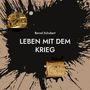 Text: "Bernd Schubert LEBEN MIT DEM KRIEG". Schwarzer Fleck, Goldbarren, Schatzkarte als Illustration.