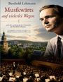 "Musikwärts auf vielerlei Wegen" von Berthold Lehmann. Collage mit Porträt, Stadtlandschaft und einem Orchester im Vordergrund.