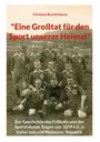 "Eine Großtat für den Sport unserer Heimat" steht vor einem alten Foto von Fußballspielern in Uniform.