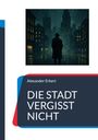 "Alexander Erkert, DIE STADT VERGISST NICHT." Ein Mann im Regen steht vor einer nächtlichen Stadtsilhouette.