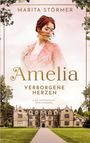 "Amelia: Verborgene Herzen" von Marita Störmer. Eine Frau in Rosa vor einem alten Herrenhaus, umgeben von Bäumen.