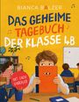 "Mit einem Kinderlied" auf rotem Kreis. Ein Junge hält ein orangefarbenes Buch mit Gesicht, im Klassenzimmer.