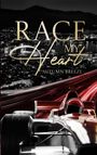 Text: RACE MY Heart AUTUMN BREEZE. Ein rotes Formel-1-Auto fährt nachts eine erleuchtete Stadtstraße entlang.