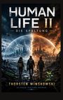 „HUMAN LIFE II: DIE SPALTUNG“ oben, „NEW NATURE WIR SIND HIER.“ unten links, drei Personen vor geteiltem Stadtbild.
