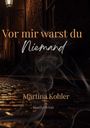 "Vor mir warst du Niemand" - Martina Kohler, Realitythriller. Dunkle Gasse, Laterne wirft sanftes Licht, nebulöse Rauchschwaden.