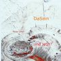 Text: "DaSein. Peter Ofen. Und jetzt?" Kunstwerk mit abstrakten Formen in Grau und Rot, als wären sie gemalt.