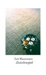 Text: "Tom Wassermann, Zwischenspiel". Eine elegante Armbanduhr auf strukturierter, hellbrauner Oberfläche.