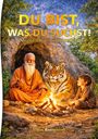 Text: "DU BIST, WAS DU SUCHST! Bewusstsein ist Glückseligkeit." Ein Weiser, ein Tiger und ein Kind sitzen vor einem Feuer.