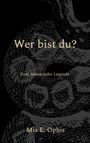 "Wer bist du? Zwei Seiten jeder Legende. Mia E. Ophis." Eine Illustration einer Schlange im Hintergrund.