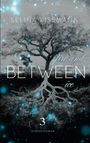 "Selina Kissmann, fire and ice, BETWEEN, 3, Fantasyroman." Ein Baum mit leuchtenden, blauen Lichteffekten.