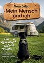 Holzschild mit "Nora Dalen, Mein Mensch und ich". Hund sitzt vor Wohnwagen in grüner Landschaft.