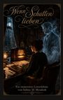 "Wenn Schatten lieben. Ein immersives Leseerlebnis von Sabine M. Mendrok." Eine Frau liest in einer alten Bibliothek, ein Geistermann steht daneben.