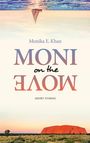 "Monika E. Khan, MONI ON THE MOVE, SHORT STORIES". Segelboot auf See, darunter Landschaft mit Felsen in der Ferne.
