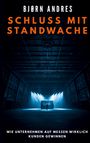 Text: "Schluss mit Standwache. Wie Unternehmen auf Messen wirklich Kunden gewinnen." 
Dunkle Halle mit blauem Licht.
