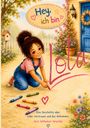 "Hey, ich bin Lola" in bunter Schrift. Mädchen malt mit Kreide. Bunter Garten, blauer Türrahmen, Blumen, Laterne.