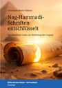 "Nag-Hammadi-Schriften entschlüsselt" zeigt eine leuchtende Pergamentrolle in der Wüste, mit Pyramide im Hintergrund.