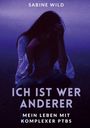Der Text lautet: "SABINE WILD, ICH IST WER ANDERER, MEIN LEBEN MIT KOMPLEXER PTBS." Eine Person sitzt, Kopf in der Hand.