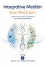 „Integrative Medizin: Body, Mind & Spirit“. Links neuronale Strukturen, rechts Pflanzen, in der Mitte eine DNA-Helix.