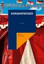 SORGENFRESSER, Katrin Bombitzki. Roter Zeltstoff, darüber Fahnen und ein kleines Podest mit einer Figur.