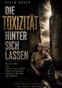 Titel: "Die Toxizität hinter sich lassen". Ein Mann in bunter Kleidung sitzt in einer zerstörten Umgebung, nachdenklich.
