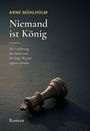 „ARNE MÜHLHOLM Niemand ist König. Die Verführung der Macht... Roman.“ Ein umgefallener Schachkönig liegt im Schatten.