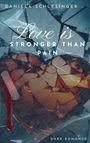 „Love is stronger than pain“ in weißer Schrift, über einem zersplitterten Herz mit Pflaster. Unten steht „Dark Romance“.