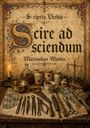 **Scire ad sciendum** in großer Schrift. Antike Apotheke mit Waage, Mörser, Flaschen, Kräutern und historischen Werkzeugen.