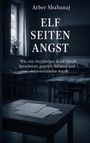 "Arber Shabanaj: ELF SEITEN ANGST" beschreibt Sprachtests eines Kindes, in einem dunklen Klassenzimmer mit Fenstern und Tischen.