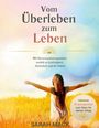 „Vom Überleben zum Leben“; Frau steht mit ausgebreiteten Armen in einem goldenen Feld unter wolkigem Himmel.