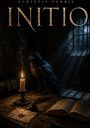 „SCRIPTIS VERBIS INITIO“ steht oben. Ein Rabe, eine Kerze, ein Federkiel, Brief und Buch auf einem Tisch in einem dunklen Raum.
