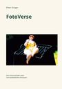 Text: "Peter Grüger FotoVerse. Zum schmunzelnden Lesen und nachdenklichen Anschauen." Eine Figur sitzt auf einem Grill.