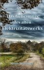 "Das Geheimnis des alten Elektrizitätswerks" und "Noah Streicher". Ein bewölkter Himmel über einem alten Gebäude und Weg.