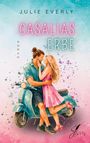 Text: "Julie Everly, Casalias Erbe, Roman." Illustration: Ein Paar umarmt sich auf einer blauen Vespa, bunte Aquarelltöne.