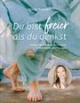 "Du bist freier als du denkst" von Sonja Sannert, Füße in fließendem Stoff, rundes Foto einer lächelnden Frau.