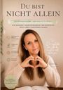 "Du bist nicht allein" steht oben. Eine Frau formt ein Herz mit den Händen. Notizbuch liegt auf einem Tisch.