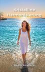 „Kristalline Harmonisierung“ und „Beate Anahata“. Frau in weißem Kleid lächelnd im Meer, Sonnenlicht spiegelt sich im Wasser.