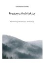 „Frequenz:Architektur“ und darunter „Wahrnehmung · Feld · Resonanz · Verkörperung“. Nebeliger Wald im Hintergrund.