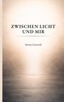 "ZWISCHEN LICHT UND MIR" und "Martin Gottwald". Diffuses Licht in nebliger Atmosphäre, ruhige Wasseroberfläche.
