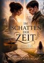 „Im Schatten der Zeit“ von Petra Hoogestraat. Zwei Personen stehen sich gegenüber, im Hintergrund historische Gebäude.