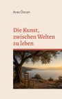 „Die Kunst, zwischen Welten zu leben“ von Aras Özcan. Ein Stuhl steht unter einem Baum mit Blick auf eine Küstenlandschaft bei Sonnenuntergang.