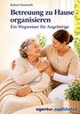 „Betreuung zu Hause organisieren. Ein Wegweiser für Angehörige.“ Eine Pflegerin lächelt, hält die Hand einer älteren Dame.