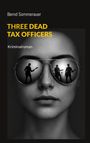"Three Dead Tax Officers" in gelber Schrift, darunter "Kriminalroman". Reflexion von Musikern in einer Sonnenbrille.
