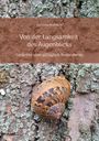 „Von der Langsamkeit des Augenblicks. Gedichte vom alltäglich Besonderen.“ Eine Schnecke auf Baumrinde.