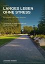 "Langes Leben ohne Stress. Alt werden? Aber bitte langsam. 12 Schritte für ein langes, gesundes und selbstbestimmtes Leben." Eine ruhige Parkszene mit Bäumen und Bänken entlang eines Weges.