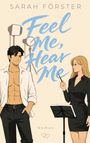 "Feel Me, Hear Me". Zwei Personen, links ein Mann mit offenem Hemd, rechts eine Frau in Schwarz, hält einen Stift.