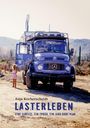 „Anja Kocherscheidt: Lasterleben – Eine Familie, ein Truck, ein Jahr ohne Plan.“ Ein blauer Truck in Wüstenlandschaft.
