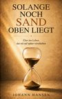 Buchtitel: "SOLANGE NOCH SAND OBEN LIEGT". Untertitel: "Über das Leben, das wir auf später verschieben". Eine Sanduhr.